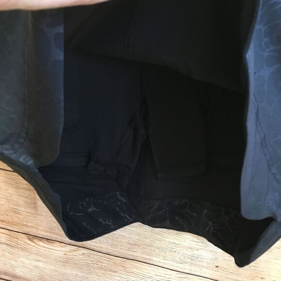 ORVIS EMBOSSED SKORT IN BLACK - Picture 6 of 7